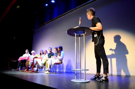 Moderatorn Ulrika Westerlund fick uppmana deltagarna i politikerdebatten att tänka på tonläget under debatten.