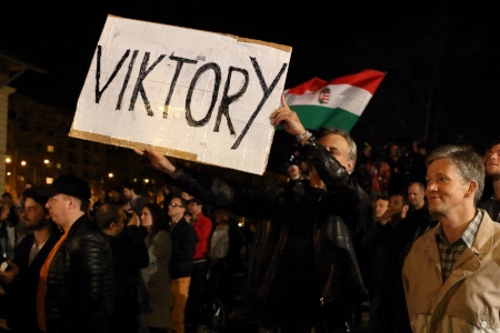 Anhängare till Viktor Orbán firar valsegern för det styrande partiet Fidesz.