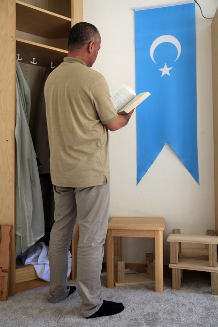 Wumaerjiang Jiamail har sökt asyl i Sverige. Sonen är försvunnen i Xinjiang.