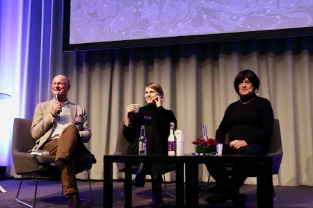 Från vänster: Allan Linnér, moderator och känd från Radiopsykologen. Tillsammans med författarna Aleksa Lundberg och Marisol.