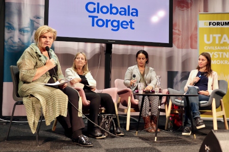 Cecilia Uddén, moderator och utrikeskorrespondent på Sveriges Radio, Marita Ulvskog, Europaparlamentariker (S), Claudia Arenas, tidigare regional chef för Latinamerika på Forum syd och Sofia Hedström, enhetschef för kampanj och påverkan på Jordens vänner.