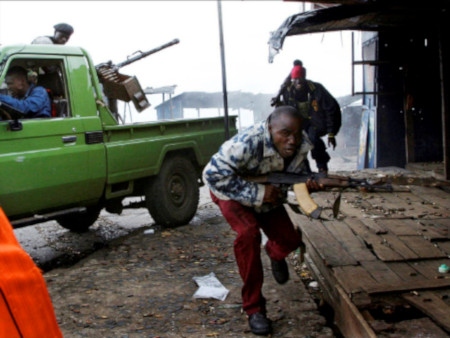 Gatustrider i huvudstaden Monrovia i juni 2003.