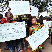 Demonstration utanför parlamentet i Monrovia den 8 maj med krav på en krigsförbrytartribunal. Demonstration utanför parlamentet i Monrovia den 8 maj med krav på en krigsförbrytartribunal.