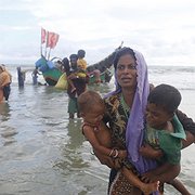 Rohingyaflyktingar anländer med båt efter att ha tagit sig över floden Naf, som skiljer Bangladesh och Burma åt.