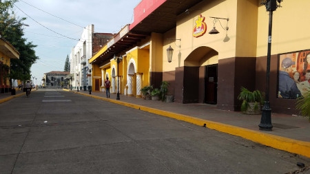 Gatorna är tomma i turiststaden León. Antalet besökare i landet har minskat drastiskt efter att protesterna började för fem månader sedan.