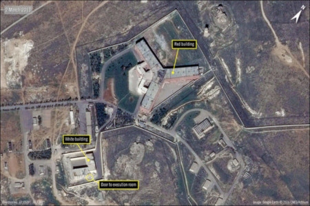 Satellitbild över Saydnaya-fängelset. Enligt Amnestys rapport ska tusentals fångar i byggnaden märkt med rött ha dödats i hemliga utomrättsliga avrättningar. 