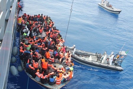 Många migranter försöker från Libyen ta sig till Europa. Här räddas migranter under EU:s Operation Triton 15 juni 2015.
