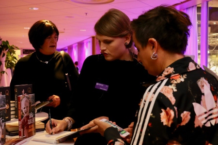 Marisol och Aleksa Lundberg signerar böcker efter seminariet ”Kvinna, man eller både och”.