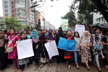  Studenter kräver säkrare trafikmiljö i Dhaka i augusti 2018.