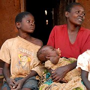 Manes Feston, tillsammans med sina barn. I famnen håller hon sin fyra månader gamla son Fedson, som var den ende som överlevde en trillingfödsel. I många afrikanska länder får kvinnorna fyra barn eller fler, och i de flesta av dessa länder är tillgången till sjukvård och preventivmedel begränsad.