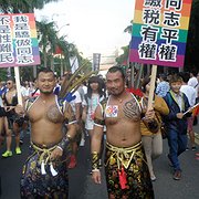 Deltagare i en tidigare marsch för hbtq-personers rättigheter i Taipei i Taiwan. Den 24 november hålls en folkomröstning om rätt eller stopp för samkönade äktenskap och hbtqi-undervisning i läroplanen för skolor. 
