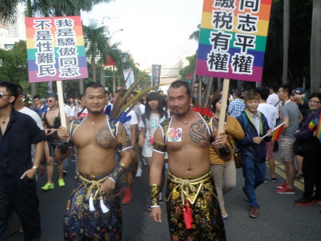 Deltagare i en tidigare marsch för hbtq-personers rättigheter i Taipei i Taiwan. Den 24 november hålls en folkomröstning om rätt eller stopp för samkönade äktenskap och hbtqi-undervisning i läroplanen för skolor. 