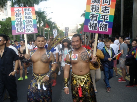 Deltagare i en tidigare marsch för hbtq-personers rättigheter i Taipei i Taiwan. Den 24 november hålls en folkomröstning om rätt eller stopp för samkönade äktenskap och hbtqi-undervisning i läroplanen för skolor.