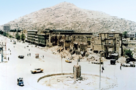 Under striderna 1992-1994 mellan olika mujaheddin-styrkor drabbades Kabul av svår förstörelse och tusentals civila dödades.