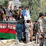 Polischefen i Kandahar, Abdul Raziq, begravs den 19 oktober efter att ha dödats i en attack den 18 oktober.