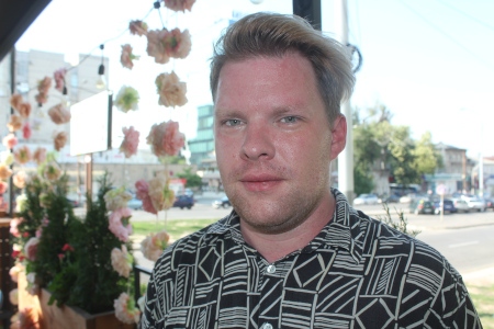 Artiom Zavadovsky är moldavisk hbtq-aktivist och festfixare.