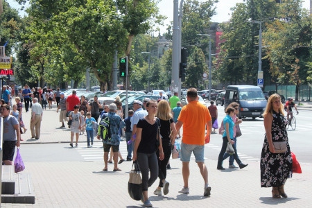 Gatubild från den moldaviska huvudstaden Chisinau. Studier visar att toleransen för hbtq-personer är låg bland befolkningen.