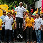    Ibrahim Mohamed Solih (hoppande i mitten) tillsammans med sina anhängare den 22 september, dagen före valet i Maldiverna. Han utmanade president Yameen Abdul Gayoom. Från sin exil i Sri Lanka gav Mohamed Nasheed, som tvingades avgå som president år 2012, sitt stöd till Ibrahim Mohamed Solih.