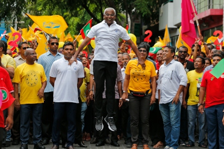    Ibrahim Mohamed Solih (hoppande i mitten) tillsammans med sina anhängare den 22 september, dagen före valet i Maldiverna. Han utmanade president Yameen Abdul Gayoom. Från sin exil i Sri Lanka gav Mohamed Nasheed, som tvingades avgå som president år 2012, sitt stöd till Ibrahim Mohamed Solih.