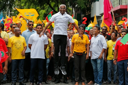 Ibrahim Mohamed Solih (hoppande i mitten) tillsammans med sina anhängare den 22 september, dagen före valet i Maldiverna. Han utmanade president Yameen Abdul Gayoom. Från sin exil i Sri Lanka gav Mohamed Nasheed, som tvingades avgå som president år 2012, sitt stöd till Ibrahim Mohamed Solih.