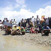 Rohingyer som tvingades på flykt undan våldet förra året anländer till Shahparir Dip i Teknaf i Bangladesh.