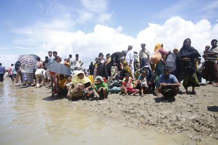 Rohingyer som tvingades på flykt undan våldet förra året anländer till Shahparir Dip i Teknaf i Bangladesh.
