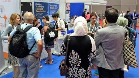 Nina Olsson och kollegan Sara Sarabi på IFLA-konferensen i Kuala Lumpur.