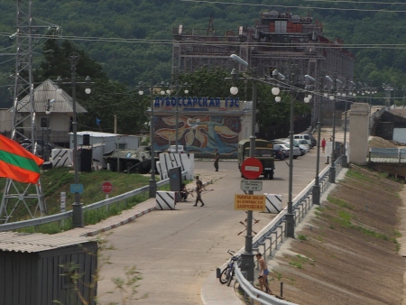 Gränsövergång mellan Transnistrien och Moldavien i Dubăsari som vaktas av ryska fredsbevarande soldater.