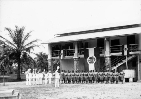 Den tyske kejsarens födelsedag firas av poliskåren i Doula i Tyska Kamerun 1901.