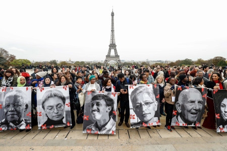  Omkring 150 människorättsförsvarare deltog vid toppmötet i Paris. Här en samling vid Eifeltornet för att kräva skydd för människorättsförsvarare.