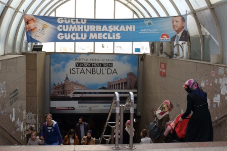 President Erdoğan vakar ännu över Turkiet från propagandaskyltar som lämnats kvar på offentliga platser, flera månader efter parlaments- och presidentvalet.