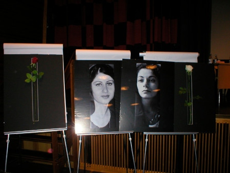 Pela Atroshi, mördad 1999, och Fadime Şahindal , mördad 2002, har blivit en symbol för kampen mot hedersvåld i Sverige. Här från en konferens år 2003 i Stockholm arrangerad av föreningen Glöm aldrig Pela och Fadime. 