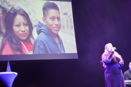 Artisten Sarah Dawn Finer uppträdde under prisceremonin och tillägnade Teodora del Carmen Vásquez och sonen Angel Gabriel låten "Med dig vid min sida".
