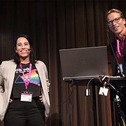 Lynn al Khatib, statslös palestinier från Syrien, berättar om sin situation på Svenska kyrkans seminarium på MR-dagarna. Till höger moderatorn Erik Lysén, chef för Svenska kyrkans internationella arbete.