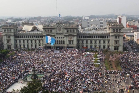 Demonstration i Guatemala City den 25 april 2015 mot president Otto Pérez Molina.