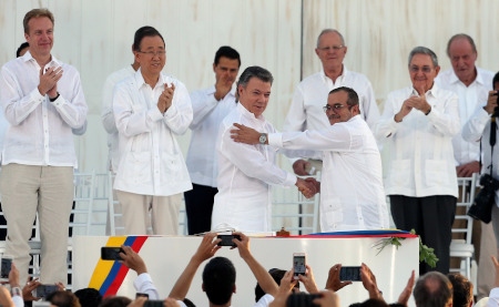 Världsledare samlades och jublade den 26 september 2016 när Colombias president Juan Manuel Santos och Farc-ledaren Rodrigo ” Timochenko” Londono slöt fred.