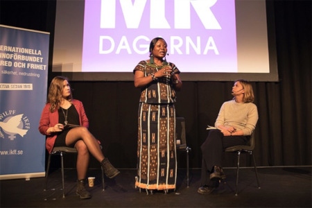 Från vänster moderator: Lina Hjärtström, Suppleant i IKFF:s internationella styrelse, Sylvie Ndongmo, ordförande och grundare av IKFF i Kamerun och  Malin Nilsson, generalsekreterare i IKFF