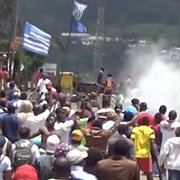 Med flaggan för ”Ambazonia” går demonstranter i Bamenda i västra Kamerun den 1 oktober mot polisens barrikader och tårgas. 