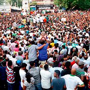  Anhängare till den avsatte premiärministern Ranil Wickremesinghe håller protestmöte vid Temple Trees i Sri Lankas huvudstad Colombo den 30 oktober.