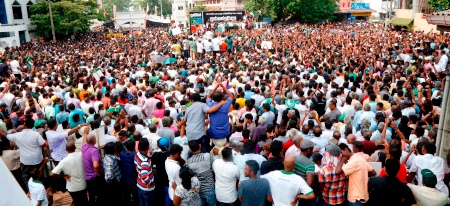  Anhängare till den avsatte premiärministern Ranil Wickremesinghe håller protestmöte vid Temple Trees i Sri Lankas huvudstad Colombo den 30 oktober.