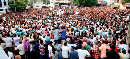 Anhängare till den avsatte premiärministern Ranil Wickremesinghe håller protestmöte vid Temple Trees i Sri Lankas huvudstad Colombo den 30 oktober.