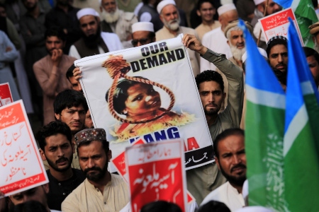 Tiotusentals personer demonstrerade runt om i Pakistan mot att dödsdomen mot Asia Bibi för blasfemi har upphävts.