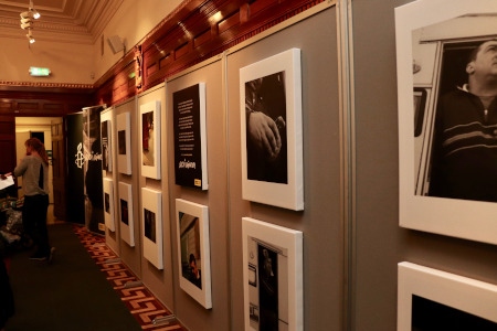 Fotoutställning på Medelhavsmuseet med bilder av Oliver Bampfylde när Amnestys rapport lanserades den 22 november.