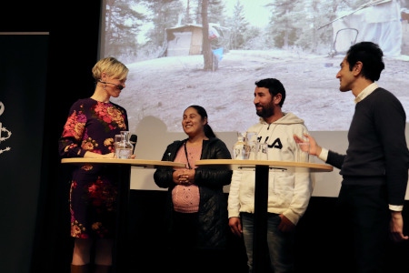 Johanna Westeson, huvudförfattare till rapporten, de utsatta EU-medborgarna Isabela och Florin samt tolken Daniel Butnariu.