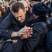 Alexej Navalny när han greps vid en demonstration i Moskva 26 mars 2017.