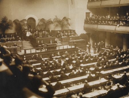 Nationernas Förbund håller sitt första möte i Paris i januari 1920. Senare flyttades NF till Genève i Schweiz.
