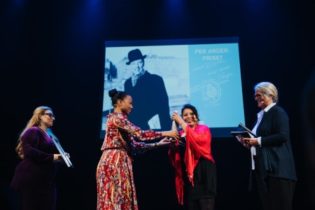 Per Anger-priset överlämnades av kultur- och demokratiminister Alice Bah Kuhnke under en ceremoni på Göta Lejon i Stockholm.