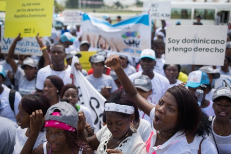 Hundratals statslösa personer protesterar utanför Konstitutionsdomstolen i Dominikanska republikens huvudstad Santo Domingo den 23 september 2016. Domstolen hade i sitt utslag 168-13 från år 2013 beslutat att tiotusentals personer med rötter i Haiti retroaktivt skulle berövas sina rättigheter.