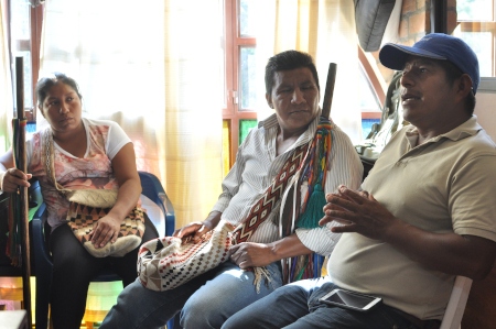 Gloria Cona och Labardo Escué vittnar inför Florenzo Mestizo på urfolksorganisationen ACIN, i Santander de Quilichao, i Cauca, om ett mord på ELN-medlemmar i deras by.