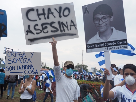 La Chayo är öknamnet på den impopulära vicepresidenten Rosario Murillo, tillika hustru till Daniel Ortega som av många  anses vara huvudpersonen bakom förtrycket. Här anklagas hon för att vara en mördare. På det andra plakatet jämställs president Ortega med Somoza, diktatorn som störtades 1979.